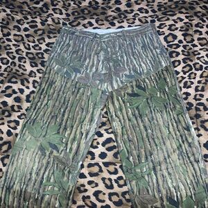Size 40 realtree camo pants
#camo
#army
#y2k 
#haunting